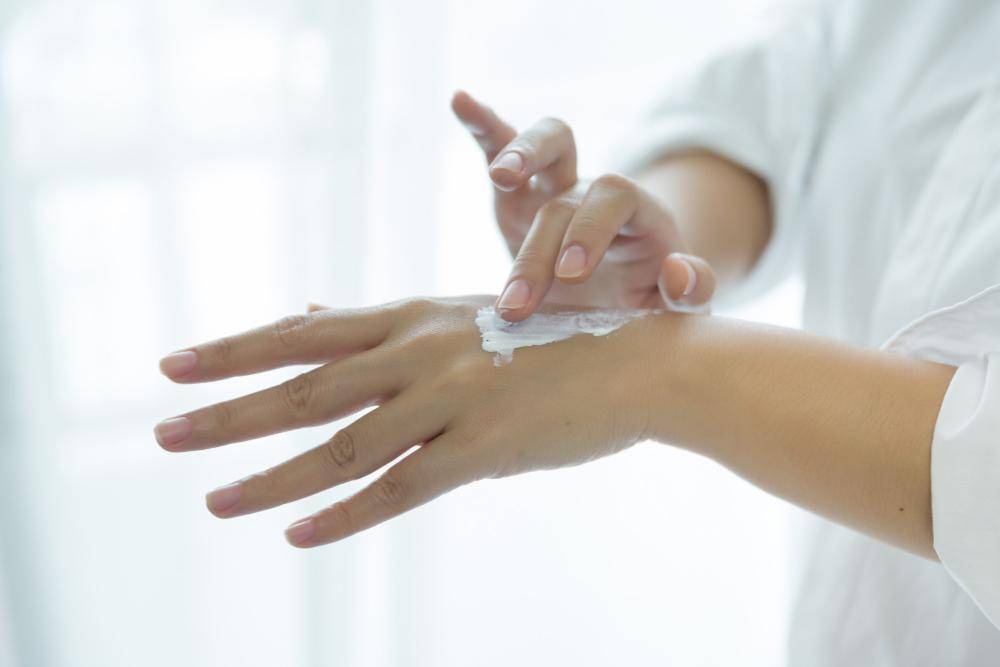 ilustrasi mengoleskan lotion (freepik.com/jcomp)