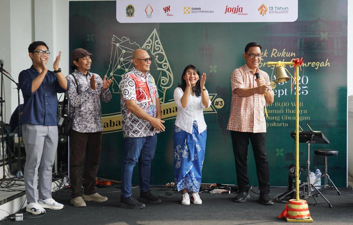 Pembukaan kegiatan peringatan 13 tahun Keistimewaan Yogyakarta Babad Siti Kemantren 2025 ditandai dengan pembunyian lonceng oleh Wakil Wali Kota Yogyakarta Wawan Harmawan. (dok. Pemkot Jogja)