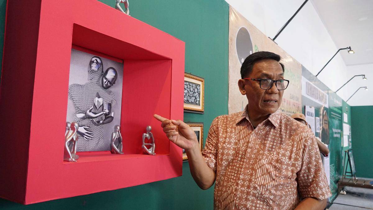 Wakil Wali Kota Yogyakarta Wawan Harmawan melihat kerajinan perak yang menjadi unggulan penanda keistimewaan dari Kemantren Kotagede. (dok. Pemkot Jogja)