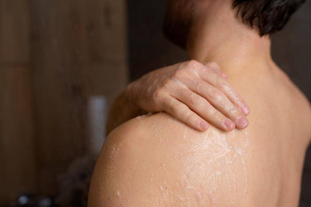 ilustrasi cowok menggunakan body oil (freepik.com/freepik)
