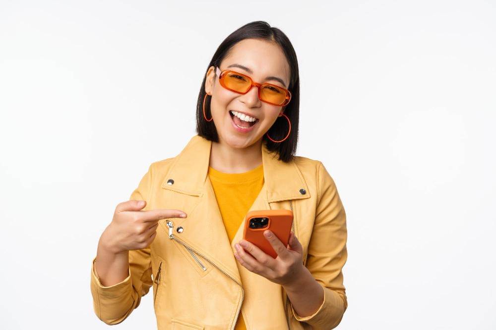 ilustrasi memegang ponsel