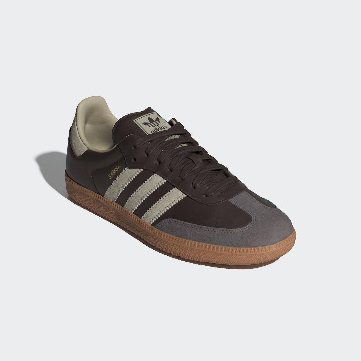 potret sepatu Adidas cokelat untuk pria (dok. Adidas)