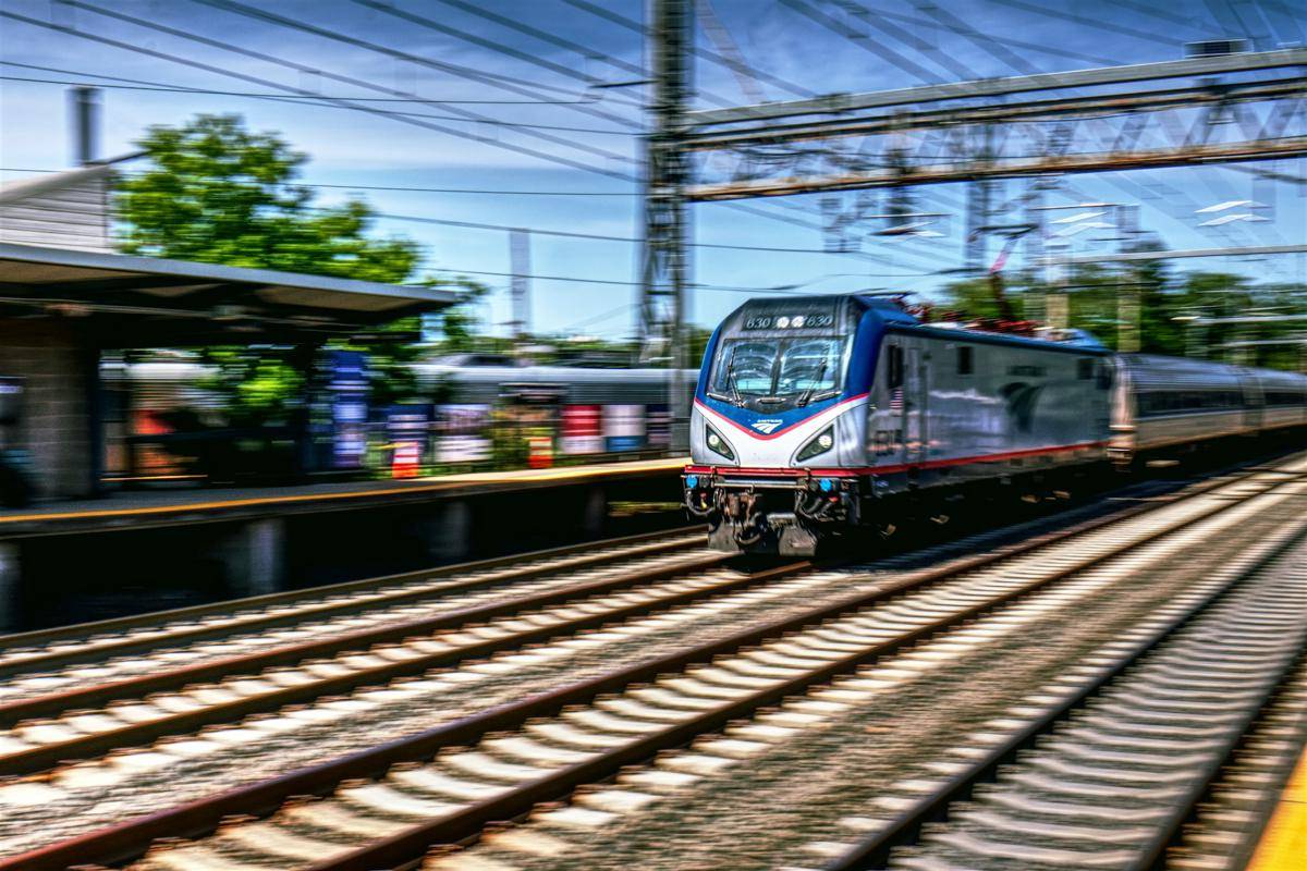 Kereta Amtrak di AS. (unsplash.com/islandcinematics)