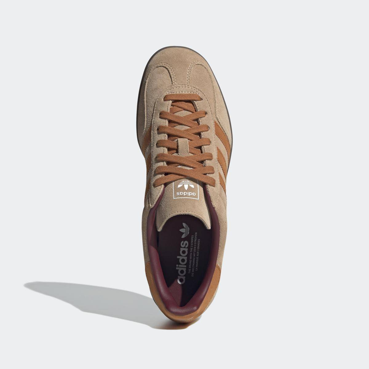 potret sepatu Adidas cokelat untuk pria (dok. Adidas)