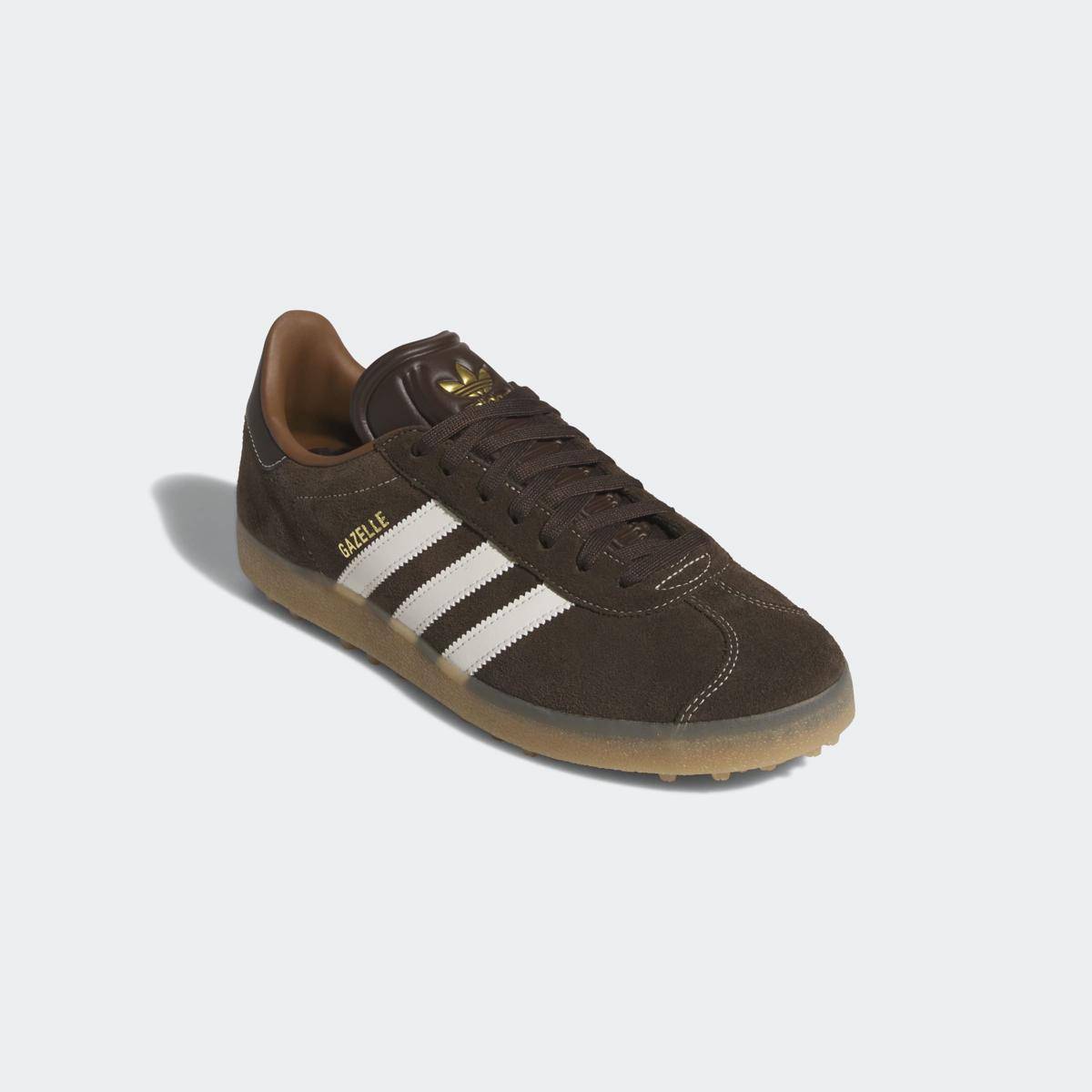 potret sepatu Adidas cokelat untuk pria (dok. Adidas)