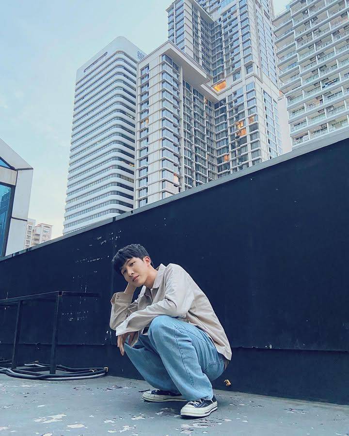 styling blue jeans ala Khaotung Thanawat (instagram.com/khaotungg)