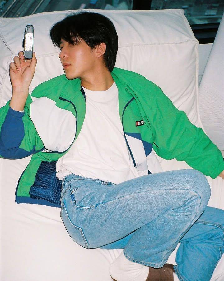styling blue jeans ala Khaotung Thanawat (Instagram.com/khaotungg)