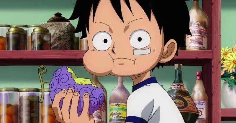Luffy memakan Buah Iblis (dok. Toei Animation/One Piece)