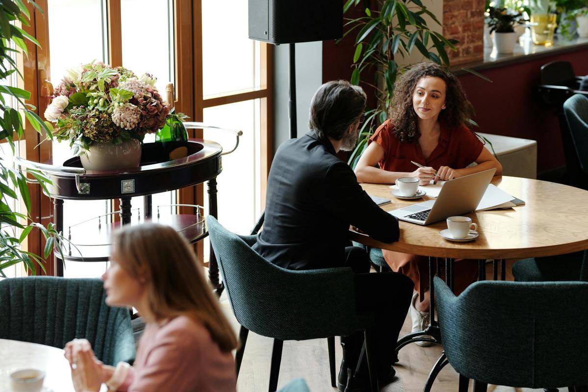 Tips pilih kafe untuk nugas (pexels.com/Edmond Dantès)