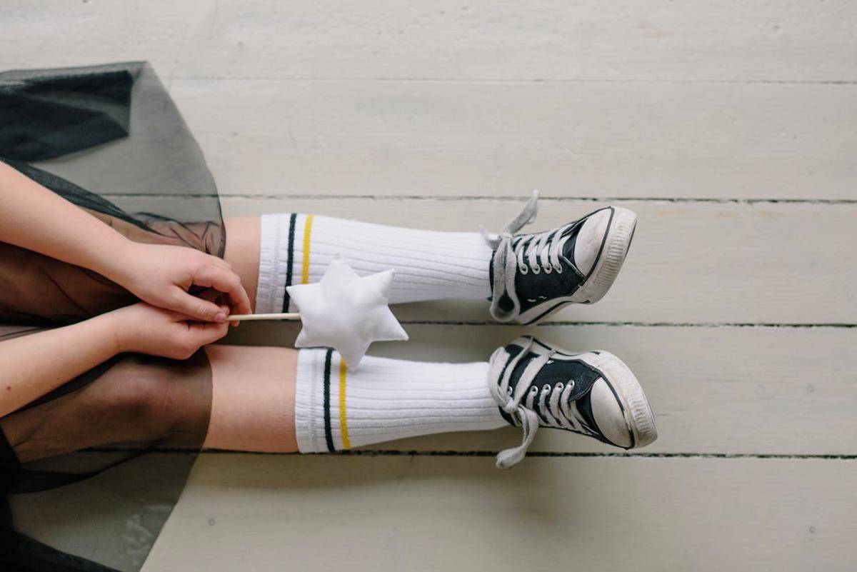 ilustrasi memakai kaus kaki (pexels.com/Ksenia Chernaya)