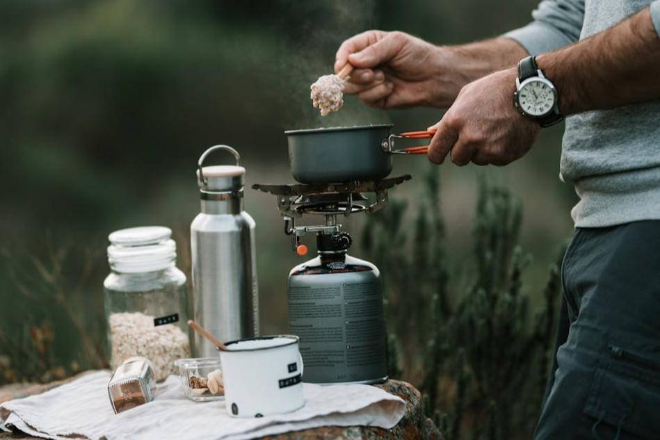 potret peralatan makan dan memasak outdoor yang reuseable (pexels.com/taryn-elliott)