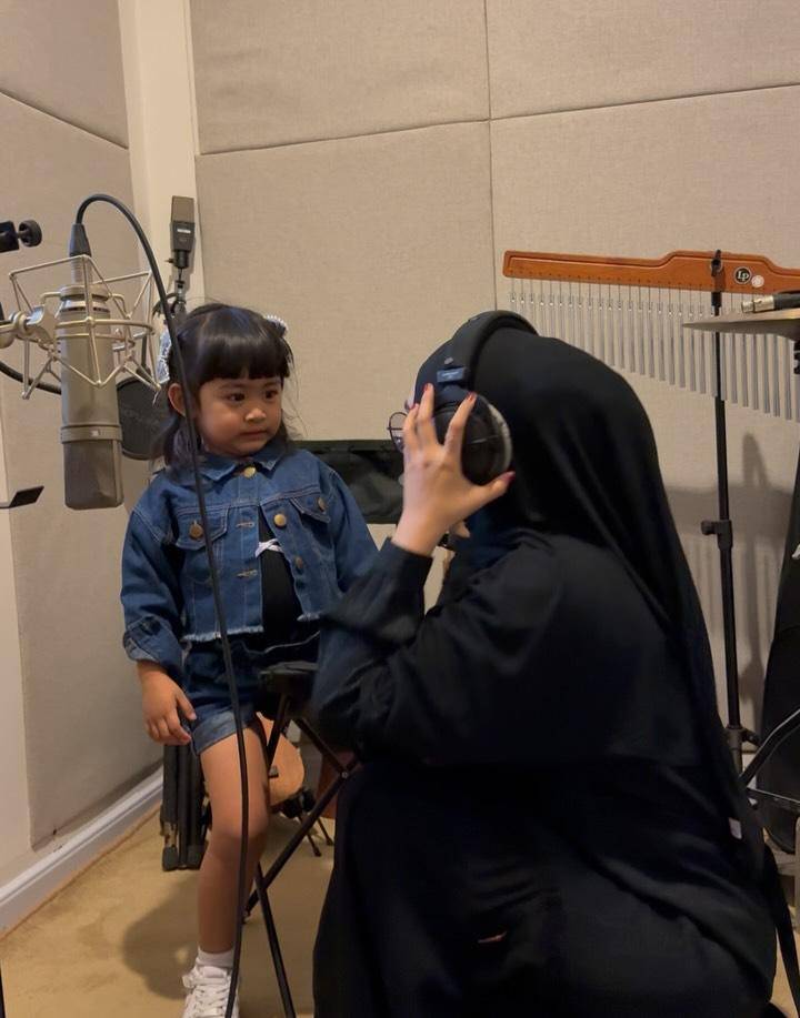 potret Ria Ricis dan Moana