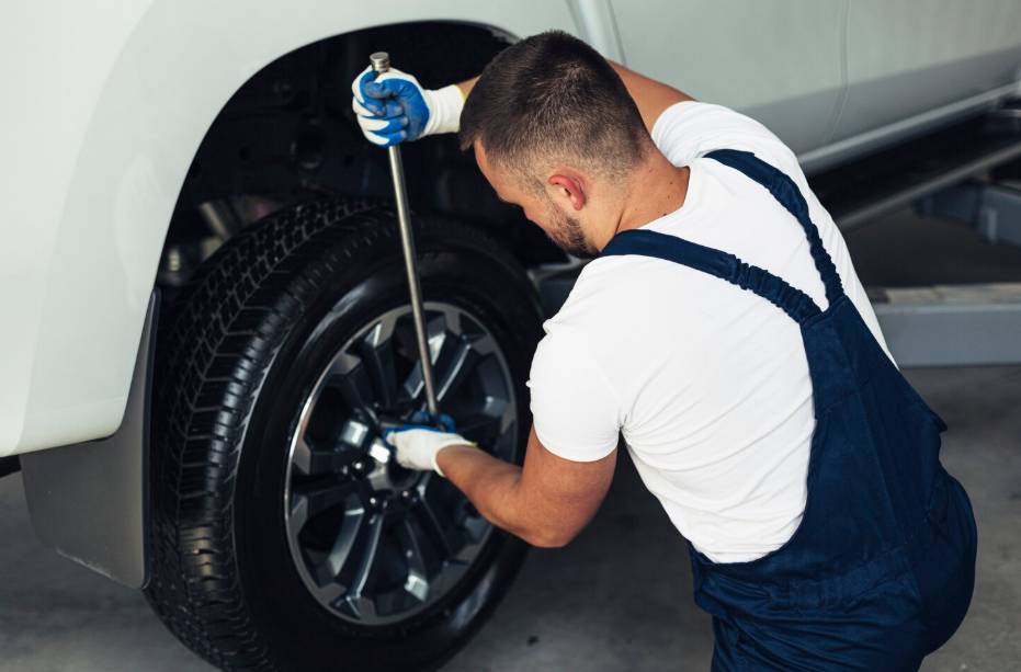 illustrasi servis ban mobil 