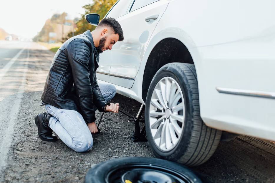 illustrasi servis ban mobil (freepik.com/artursafronovvvv)