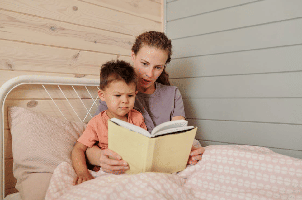 illustrasi orangtua membacakan cerita ke anak