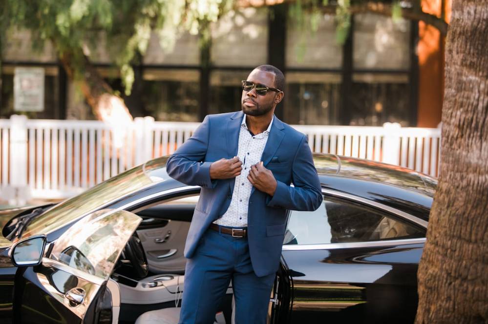 illustrasi pria dengan blazer (unsplash.com/Fortune Vieyra)