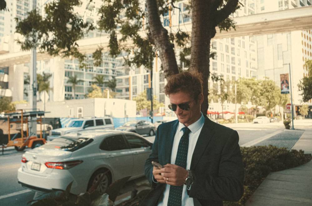 illustrasi pria dengan blazer (unsplash.com/ Frankie Cordoba)
