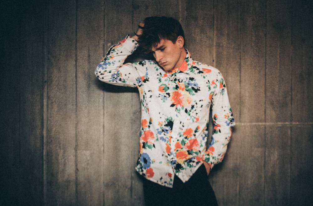 illustrasi pria dengan kemeja floral (unsplash.com/Nick Karvounis)