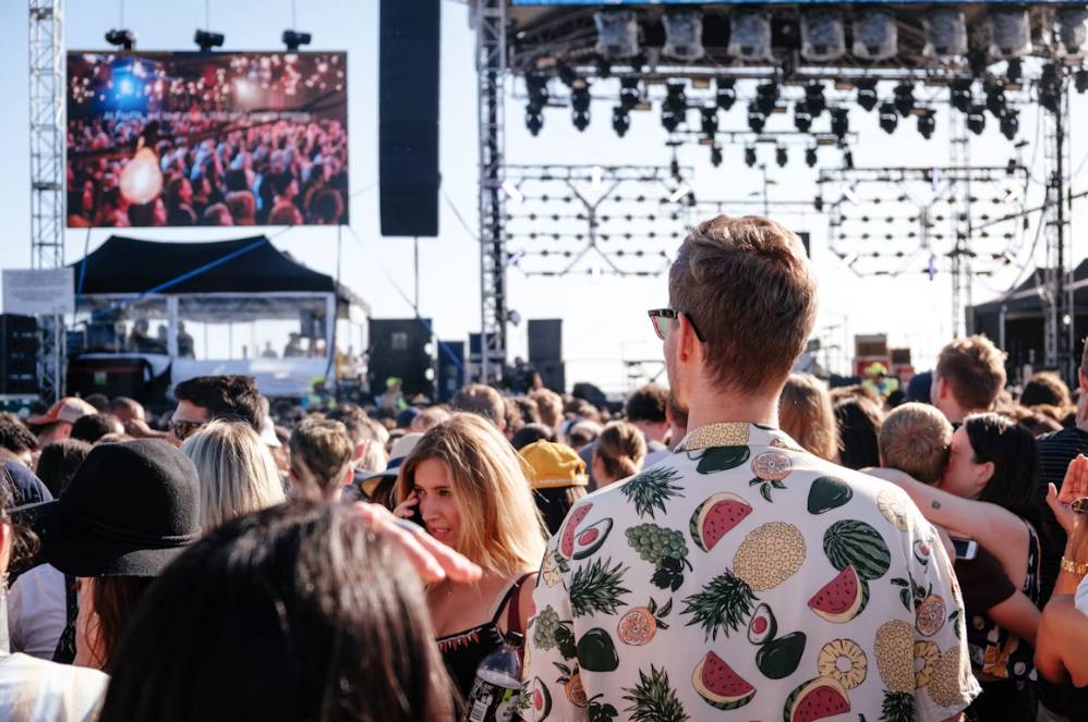 illustrasi pria di musik festival (unsplash.com/Johan Mouchet)