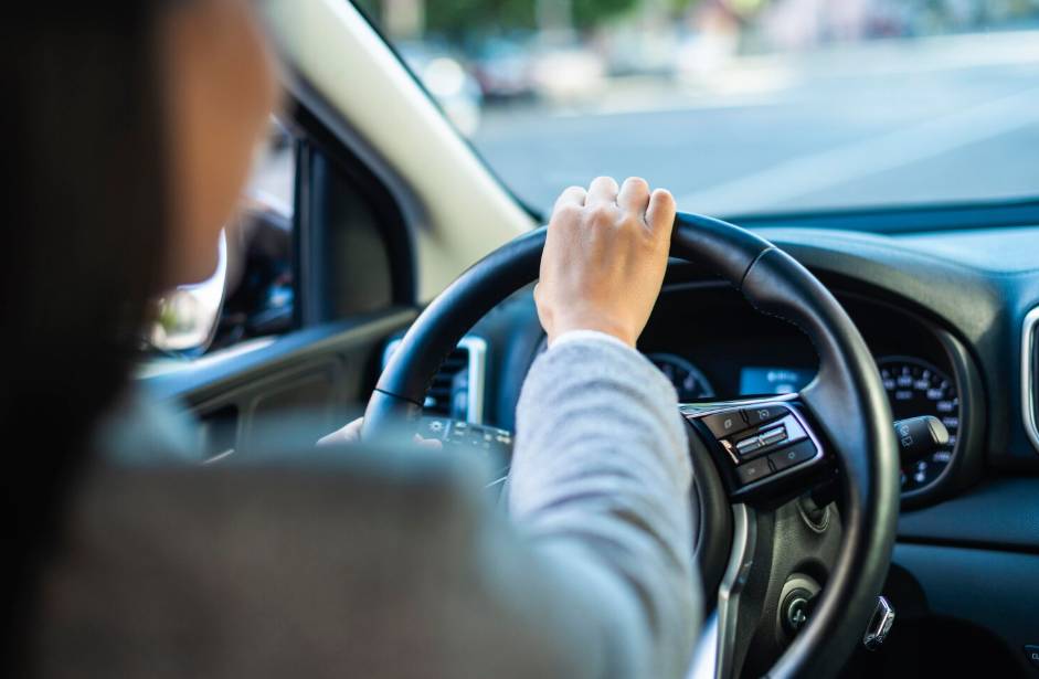 illustrasi mengemudi mobil (freepik.com/freepik)
