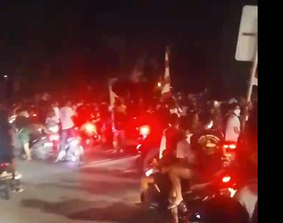 Gedung DPRD Sumsel dibakar massa dii hari, Minggu (31/8/2025) - Tangkapan layar