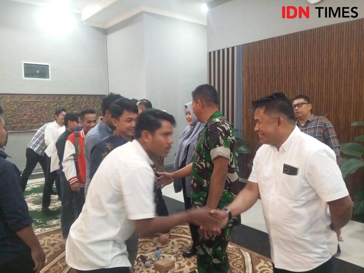Pertemuan Gubernur NTB Lalu Muhamad Iqbal bersama BEM dan OKP di Pendopo Gubernur.