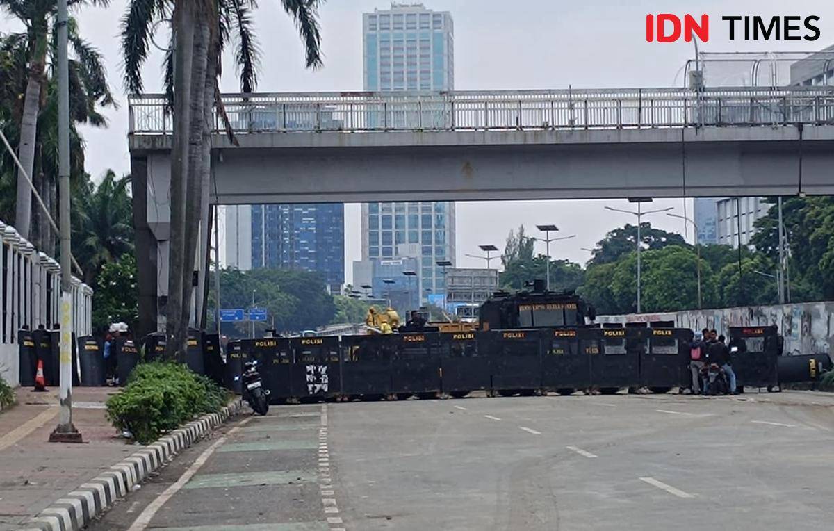 Suasana di dekat Gedung DPR/MPR, Minggu (31/8/2025). (IDN Times/Tino Satrio)