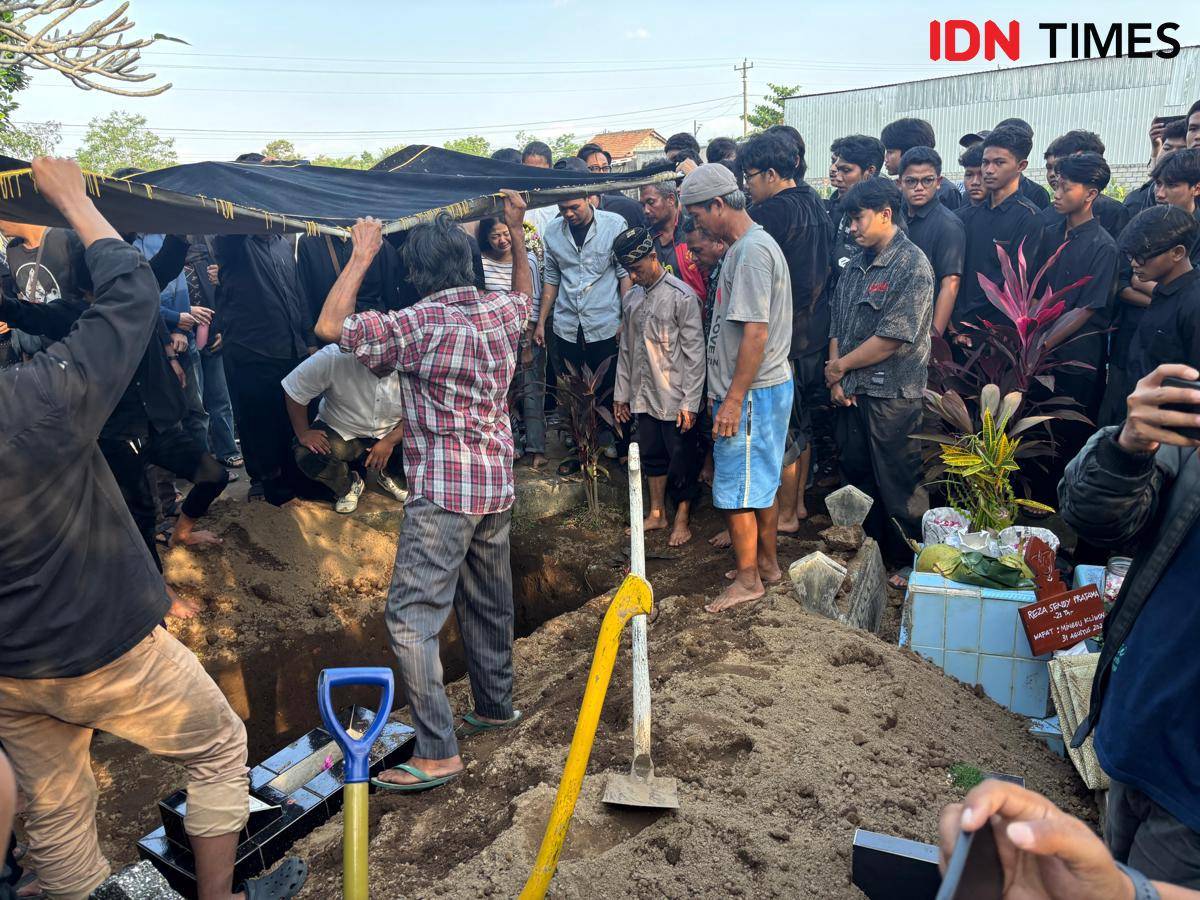 Pemakaman mahasiswa Ilmu Komunikasi Universitas Amikom Yogyakarta, Rheza Sendy Pratama meninggal penuh luka, Minggu (31/8/2025) pagi.