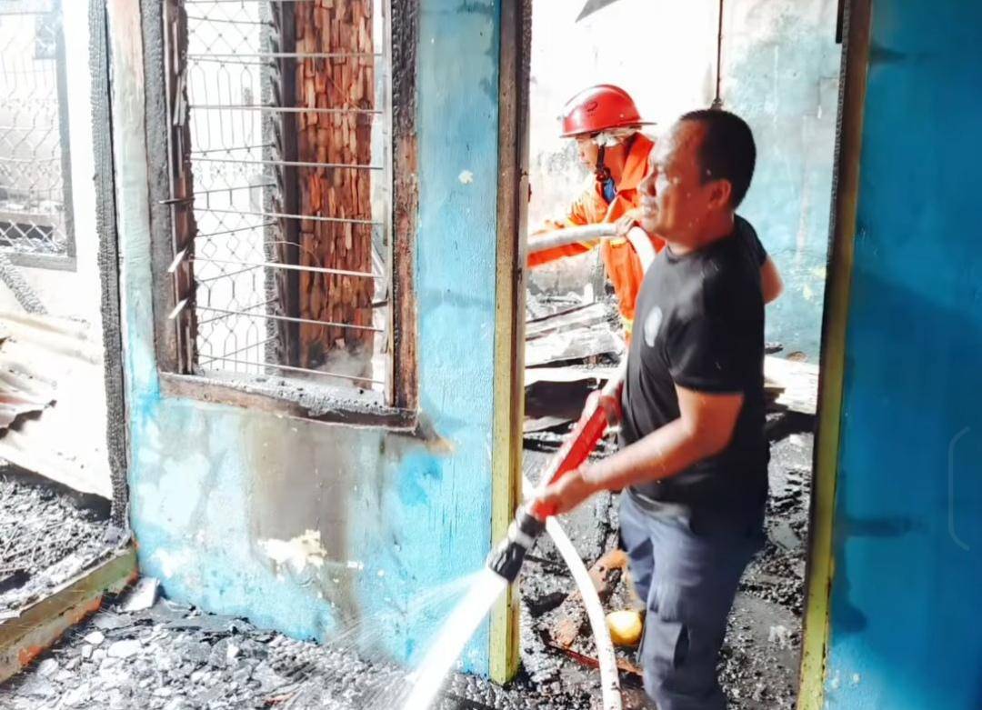 Petugas Damkar Lubuk Linggau saat memadamkan kebakaran di Kelurahan Mesat Jaya. (Dok. Damkar Lubuk Linggau)