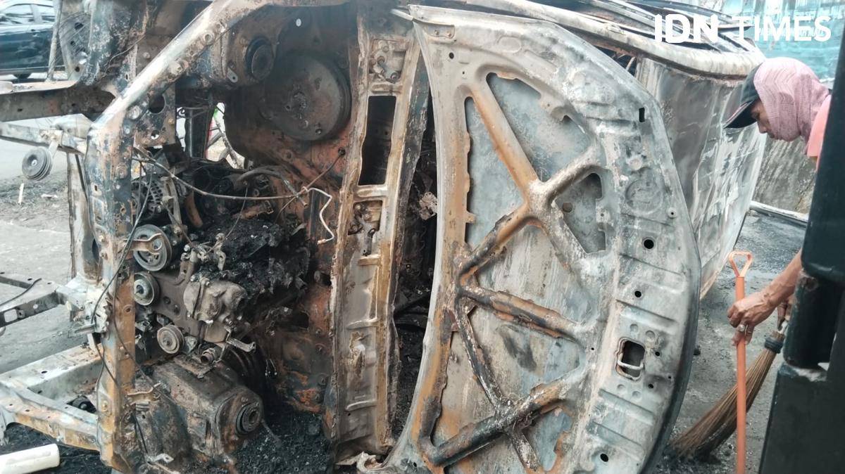 Mobil patroli polisi hangus terbakar di depan PIM (IDN Times/Feny Maulia Agustin)