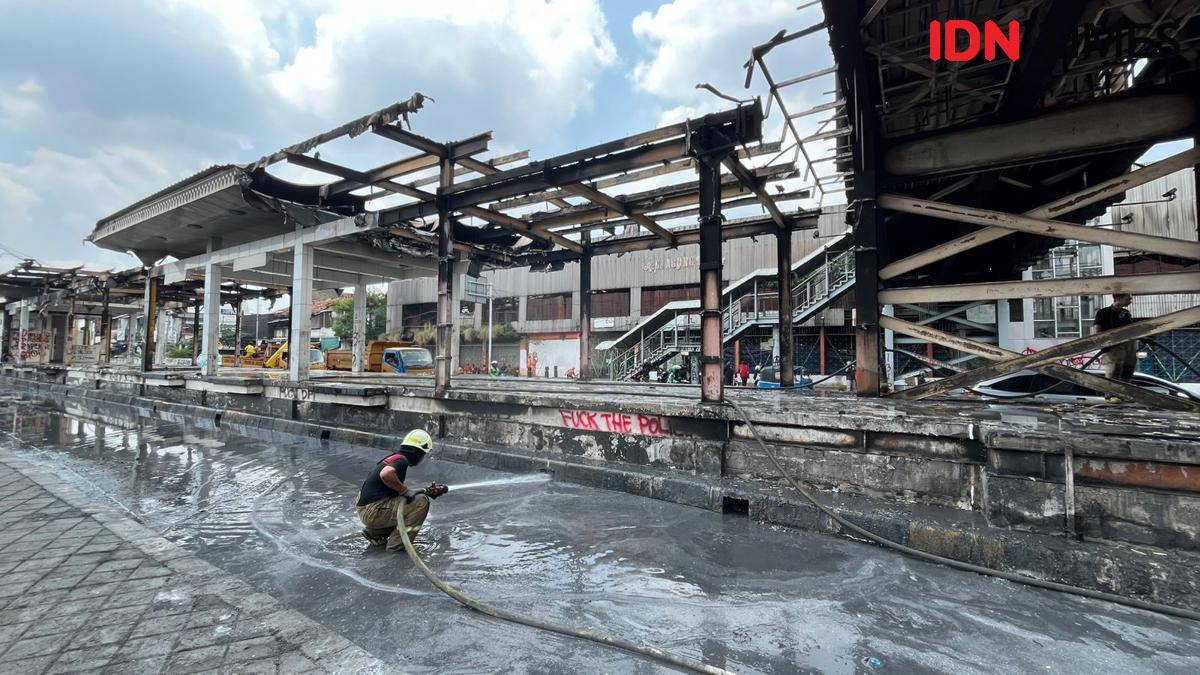 Halte TransJakarta Jalan Kramat Kwitang rusak parah
