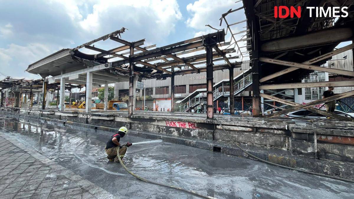Halte TransJakarta Jalan Kramat Kwitang rusak parah