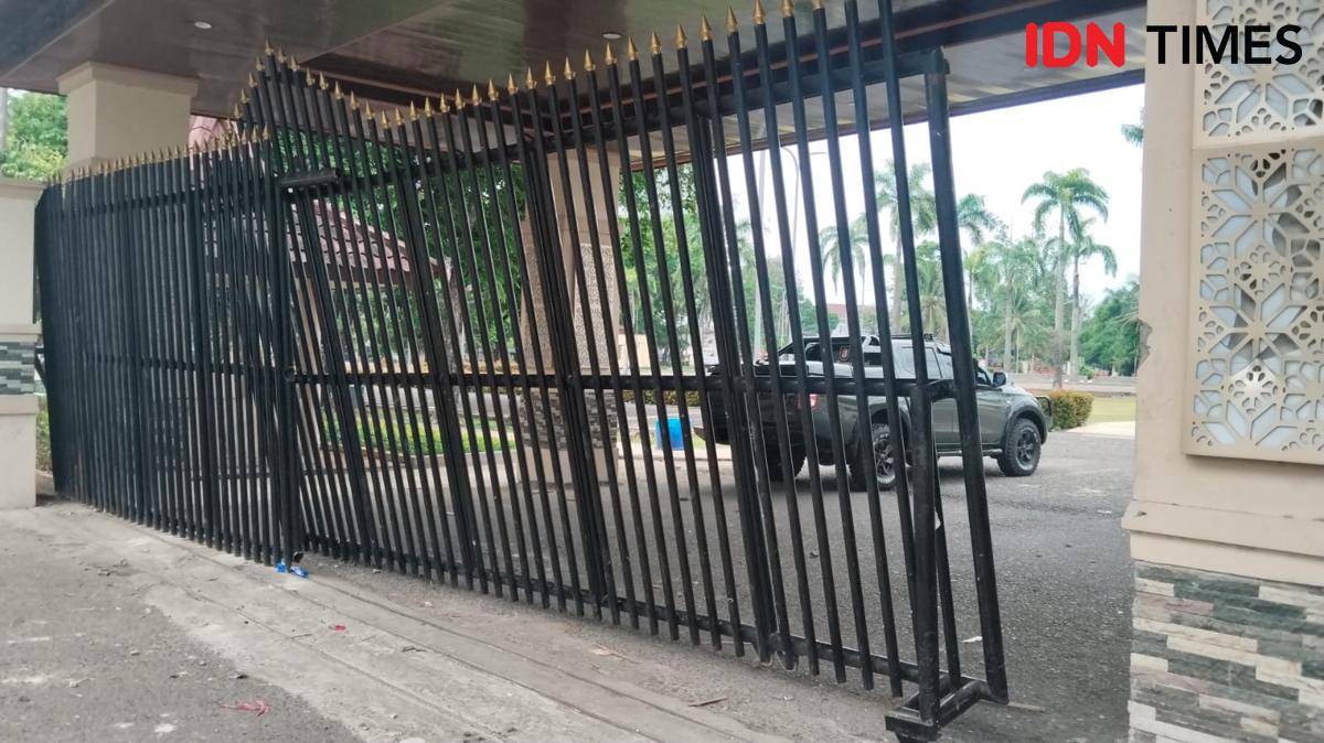 Pagar Kantor DPRD Sumsel rusak (IDN Times/Feny Maulia Agustin)