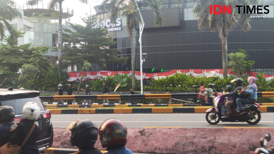 Warga nonton demo di sekitar DPR, Minggu (31/8/2025). (IDN Times/Yosafat Diva Bayu Wisesa)