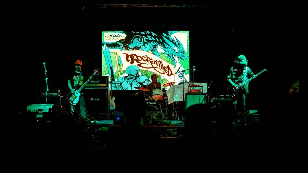 Potret penampilan Rockafiller di atas panggung.