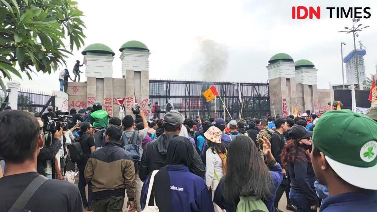 Aksi demo massa terhadap DPR (Source: IDN Times)