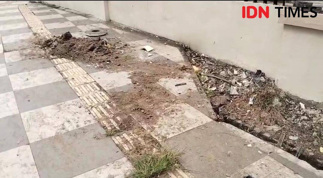 Kerusakan fasum di Palembang akibat aksi serangan Minggu (31/8/2025) dini hari - IDN Times/Feny Maulia Agustin)