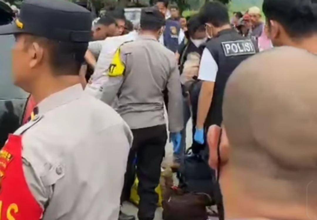 Polisi mengevakuasi dua orang yang tewas diduga keracunan AC mobil di Kayuagung. (Dok. Istimewa)