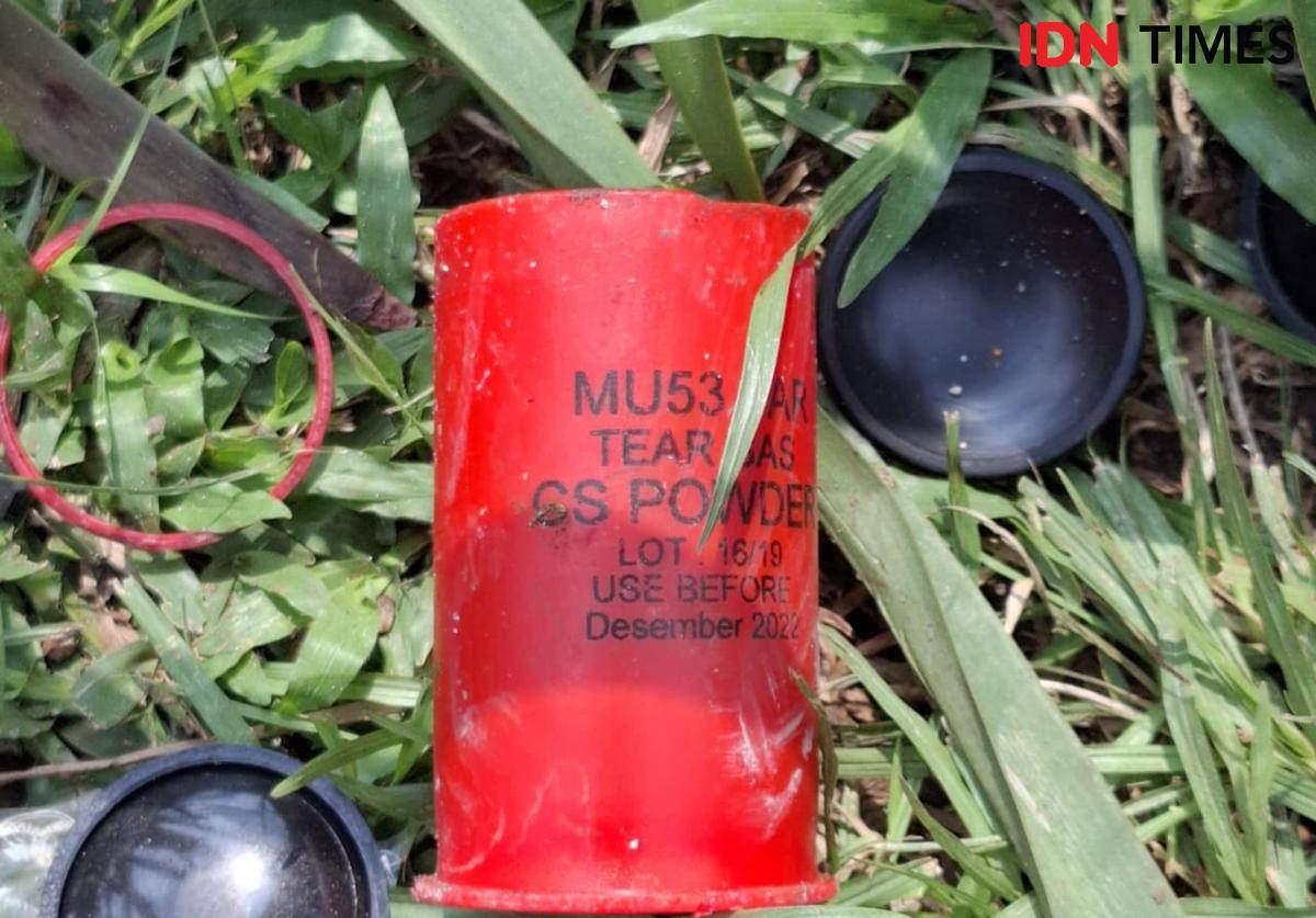 Gas air mata yang digunakan polisi saat halau demonstrasi di DPR kedaluwarsa. (IDN Times/Tino Satrio)