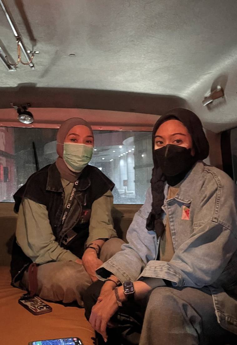 potret Zaskia Adya Mecca dan Tiwuk Rayie ikut bantu pendemo (instagram.com/zaskiaadyamecca)