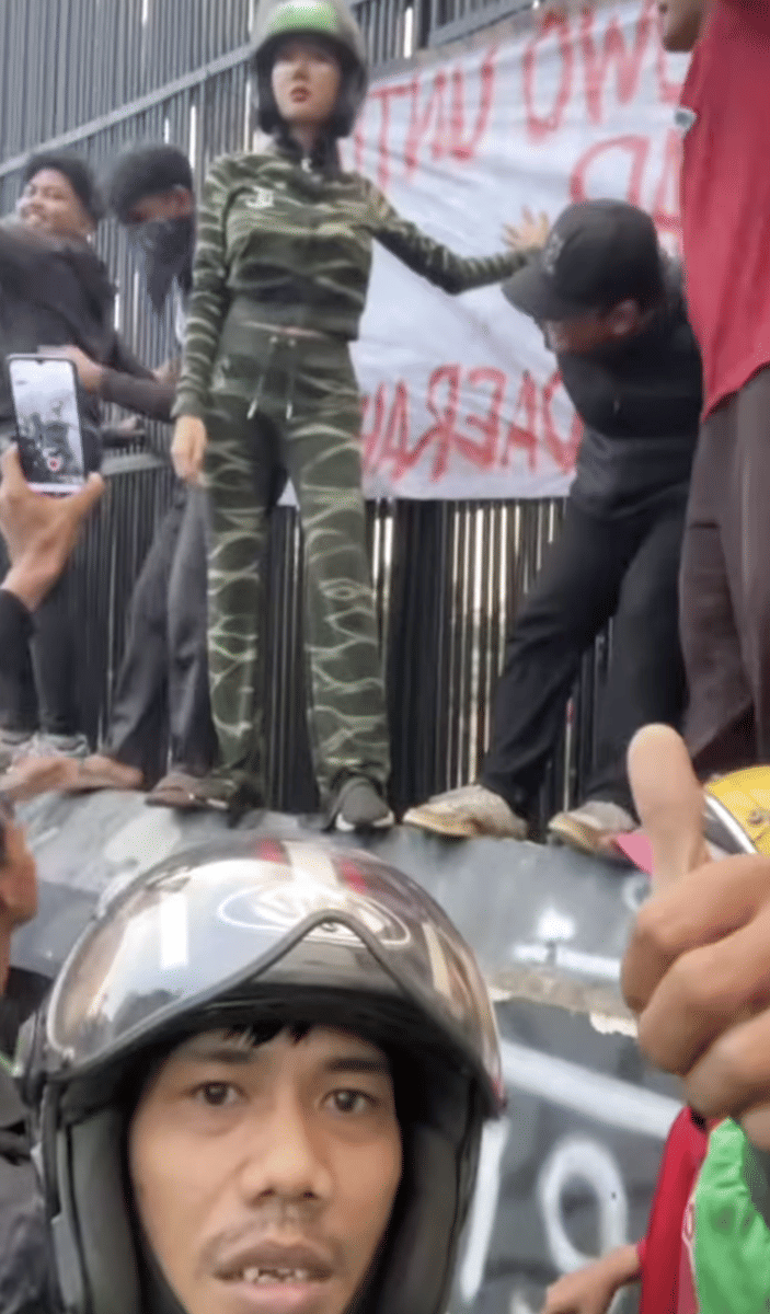 potret Lucinta Luna ikut aksi demo di DPR