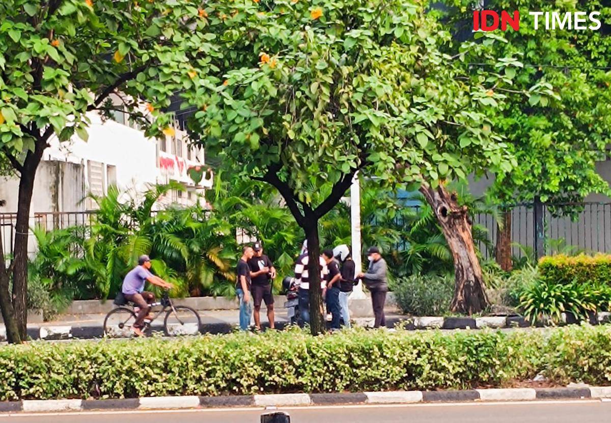 Polisi periksa pengendara motor