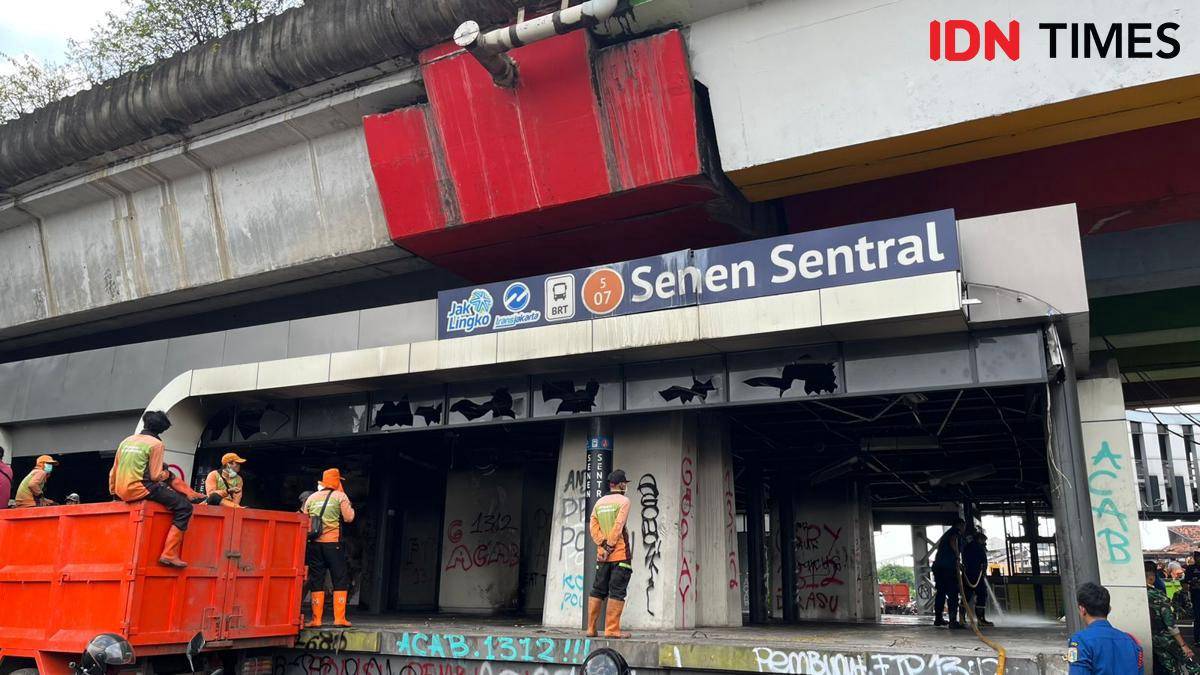 Halte TransJakarta Senen Sentral rusak