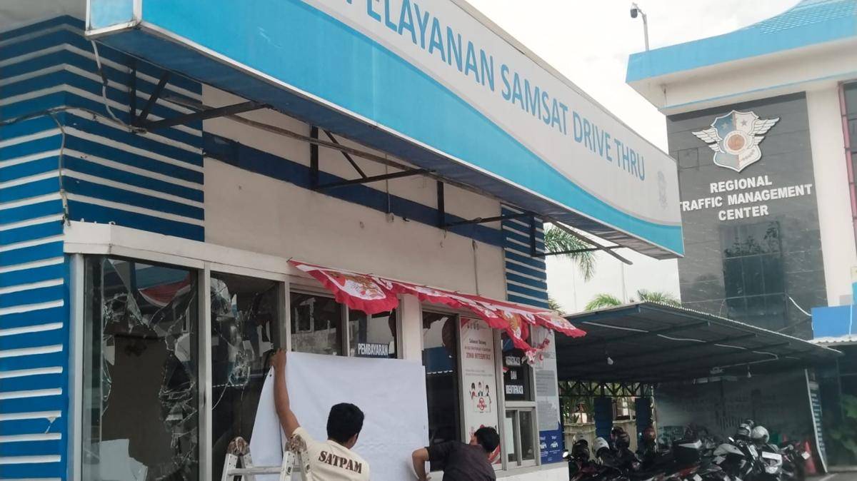Kerusakan fasum di Palembang akibat aksi serangan Minggu (31/8/2025) dini hari - IDN Times/Feny Maulia Agustin)