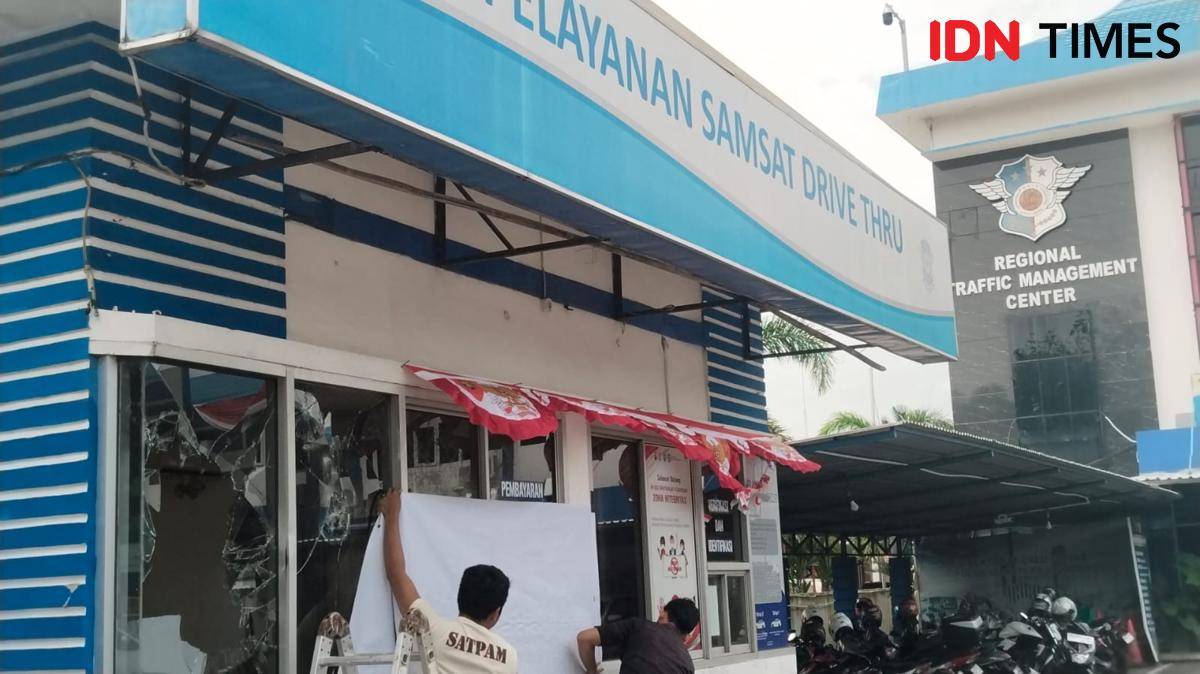 Kerusakan fasum di Palembang akibat aksi serangan Minggu (31/8/2025) dini hari - IDN Times/Feny Maulia Agustin)
