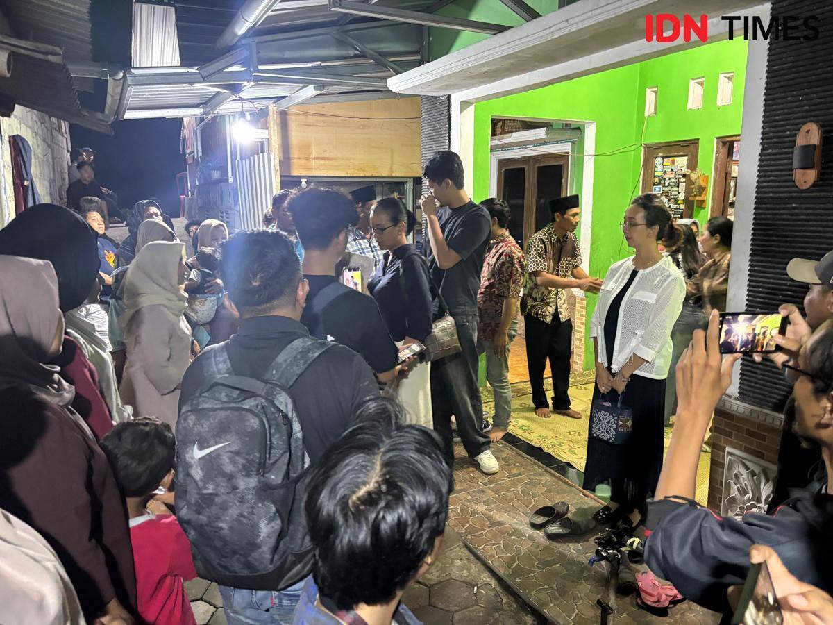Puteri Sri Sultan HB X melayat ke rumah duka mahasiswa Ilmu Komunikasi Universitas Amikom Yogyakarta, Rheza Sendy Pratama, di Jaten, Sendangadi, Mlati, Minggu (31/8/2025) malam.