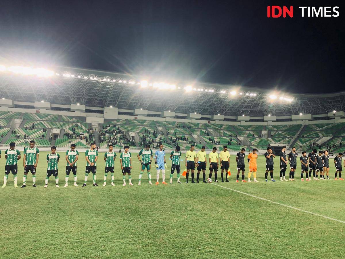 Pemain PSMS dan Garudayaksa mengheningkan cipta di Stadion Utama Sumut, Sabtu (30/8/2025) (IDN Times/Doni Hermawan)
