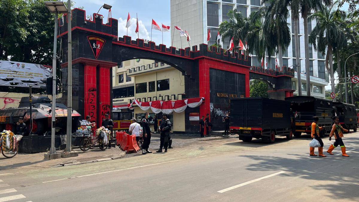 Situasi terkini di Mako Brimob Kwitang, Jakarta Pusat, Minggu (31/8/2025), sudah tak ada lagi kerumunan massa (IDN Times / Ridwan Aji Pitoko)