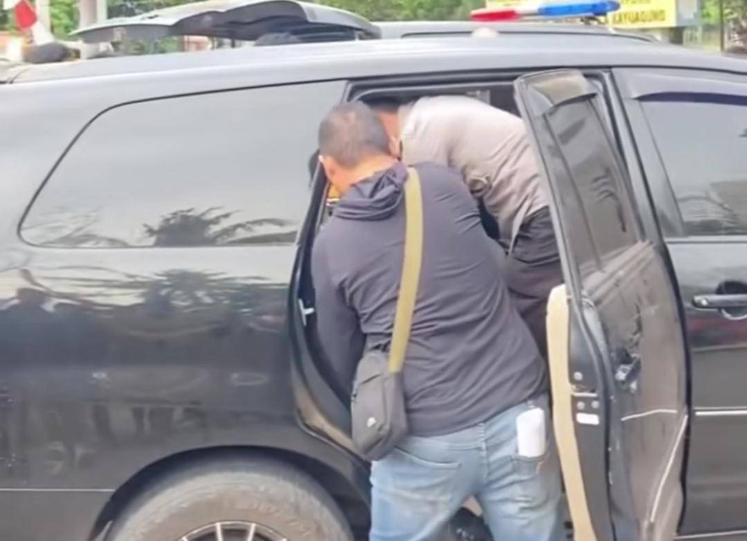 Polisi mengevakuasi dua orang yang tewas diduga keracunan AC mobil di Kayuagung. (Dok. Istimewa)