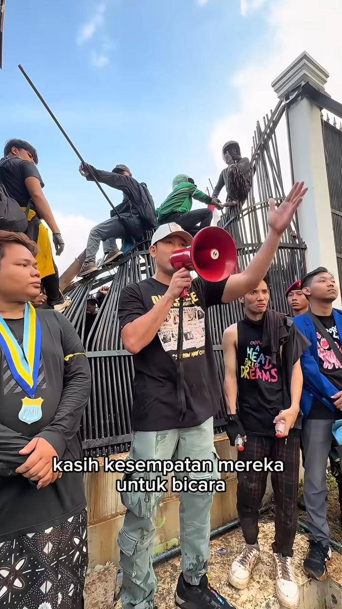 artis ikut demo DPR